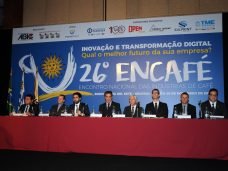 Mesa diretora da cerimônia de abertura do 26º Encafé: Ricardo de Sousa Silveira – Presidente da Associação Brasileira da Indústria de Café – ABIC, Silvio Farnese - Diretor do Departamento do Café da Secretaria de Política Agrícola do Ministério da Agricultura, Pecuária e Abastecimento – MAPA, Pedro Guimarães - Presidente da Associação Brasileira da Indústria de Café Solúvel - ABICS, Marcos Antonio Matos - Diretor Geral do Conselho dos Exportadores de Café do Brasil – CeCafé, Francisco Sérgio de Assis – Presidente da Federação dos Cafeicultores do Cerrado Mineiro, Niwton Castro Moraes - Assessor Especial de Café da Secretaria de Agricultura, Pecuária e Abastecimento – SEAPA do Estado de Minas Gerais, Maynar David Gonzales Cucho - Coordenador de Projetos da Cámara de Café y Cacao do Peru e José Pereyra de Brun - Presidente da Câmara Empresarial de Maldonado