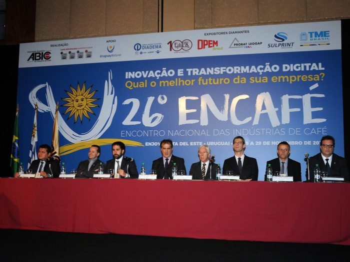 Mesa diretora da cerimônia de abertura do 26º Encafé: Ricardo de Sousa Silveira – Presidente da Associação Brasileira da Indústria de Café – ABIC, Silvio Farnese - Diretor do Departamento do Café da Secretaria de Política Agrícola do Ministério da Agricultura, Pecuária e Abastecimento – MAPA, Pedro Guimarães - Presidente da Associação Brasileira da Indústria de Café Solúvel  - ABICS, Marcos Antonio Matos - Diretor Geral do Conselho dos Exportadores de Café do Brasil – CeCafé, Francisco Sérgio de Assis – Presidente da Federação dos Cafeicultores do Cerrado Mineiro, Niwton Castro Moraes - Assessor Especial de Café da Secretaria de Agricultura, Pecuária e Abastecimento – SEAPA do Estado de Minas Gerais, Maynar David Gonzales Cucho - Coordenador de Projetos da  Cámara de Café y Cacao do Peru e José Pereyra de Brun - Presidente da Câmara Empresarial de Maldonado