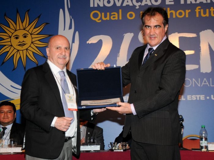 Ciro Lilla recebendo a placa comemorativa aos 100 anos de fundação da Cia. Lilla de Máquinas