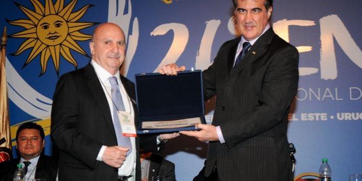 Ciro Lilla recebendo a placa comemorativa aos 100 anos de fundação da Cia. Lilla de Máquinas