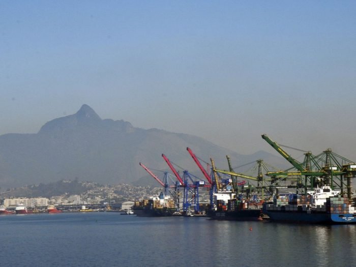 Atracação de navios no Caís do Porto do Rio de Janeiro, guindaste, container.