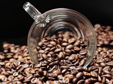 Xícara de vidro e grãos de café