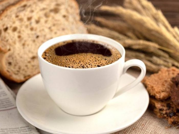 Hot coffee cup and breakfast baked on wooden background. Cup of tasty coffee with tasty cookies, on wood background. americano coffee and cookies with bread. Brown Coffee Cup. (Hot coffee cup and breakfast baked on wooden background. Cup of tasty coff