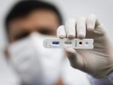 Brasília faz testes em massa contra o coronavírus (Covid-19), no dia do aniversário de 60 anos. Moradores fazem o teste no estacionamento do Estádio Mané Garrincha. Sérgio Lima/Poder360 21.04.2020