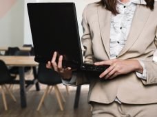 businesswoman-2817567_1920