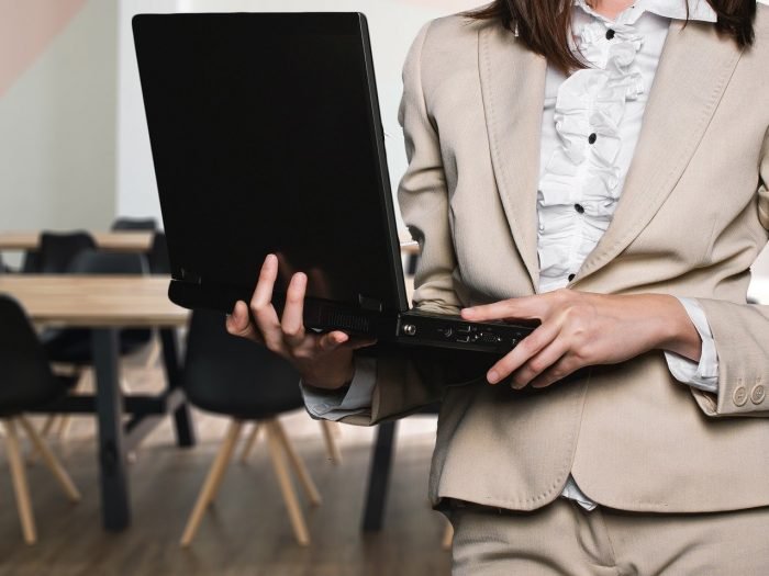 businesswoman-2817567_1920