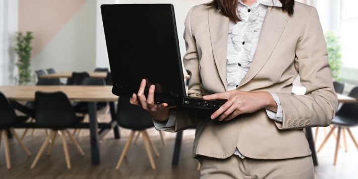 businesswoman-2817567_1920