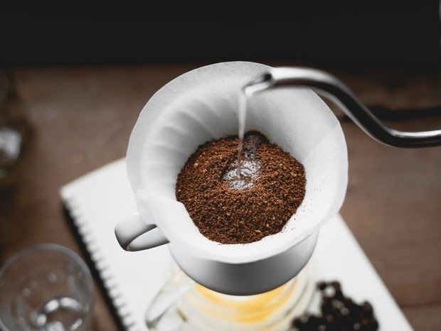 cafe-coado-graos-agua-quente-getty-images