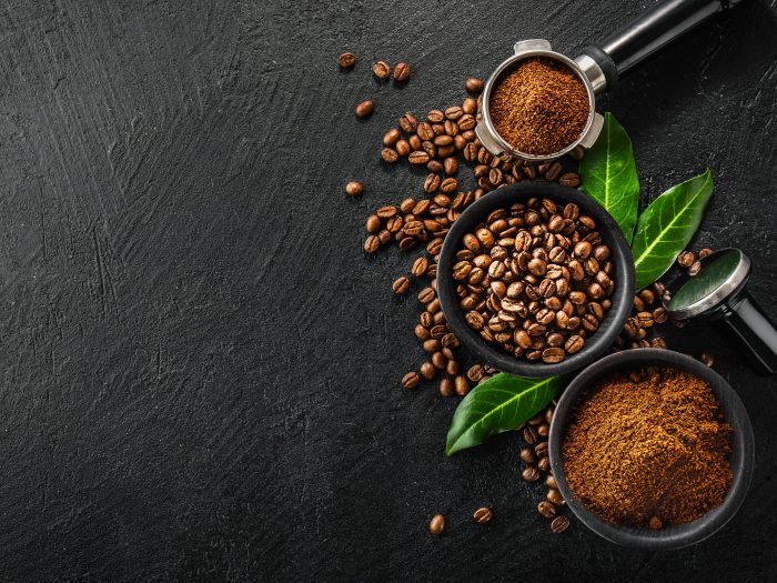 grãos de café e pó de café