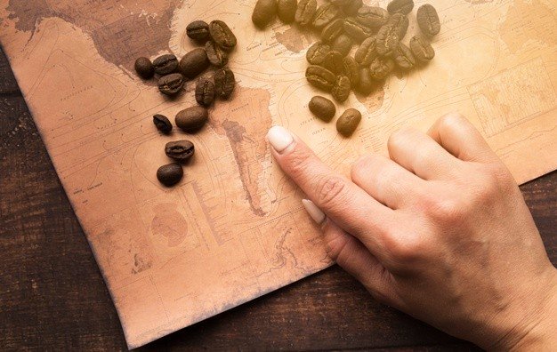 mapa do Brasil com grãos de café sobre a mesa