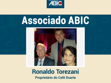 arte gráfica com foto de ronaldo torezani e familia no centro da imagem