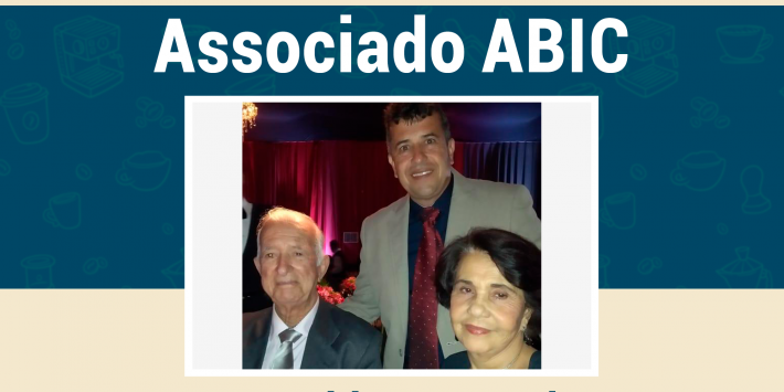 arte gráfica com foto de ronaldo torezani e familia no centro da imagem