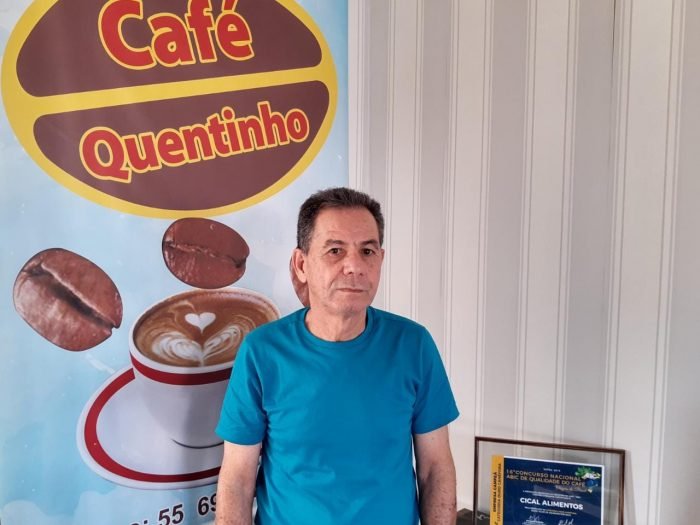 imagem homem associado abic café quentinho