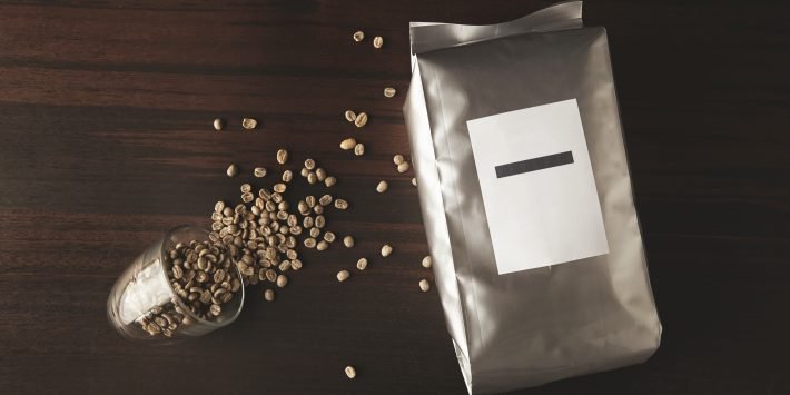 imagem saco de grao de cafe sobre a mesa