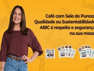 arte grafica de campanha da abic com atriz carolina ferraz ao lado de selos de certificações de cafe