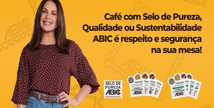 arte grafica de campanha da abic com atriz carolina ferraz ao lado de selos de certificações de cafe