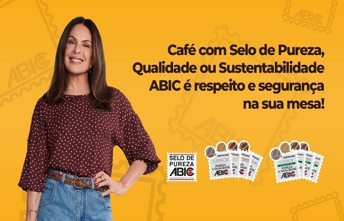 arte grafica de campanha da abic com atriz carolina ferraz ao lado de selos de certificações de cafe
