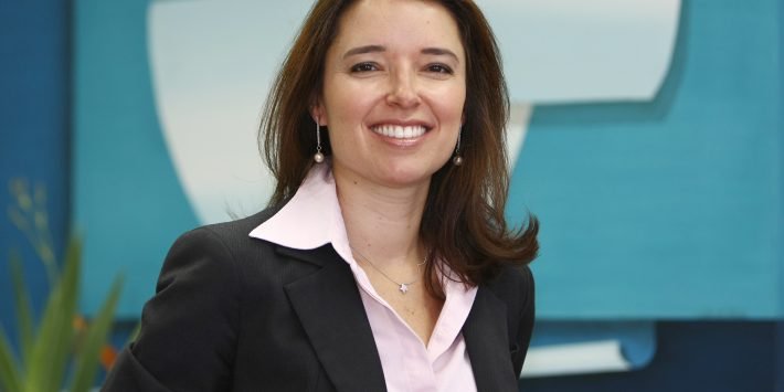 imagem mulher sorrindo vestindo camisa rosa e blazer preto