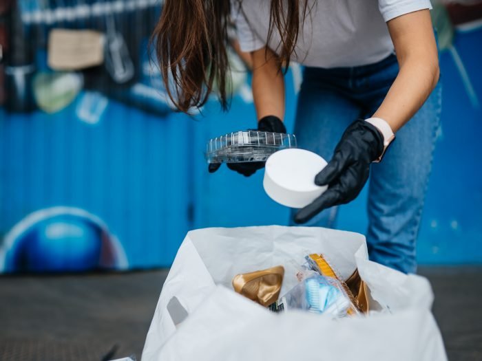 imagem mulher coletando residuos cafe
