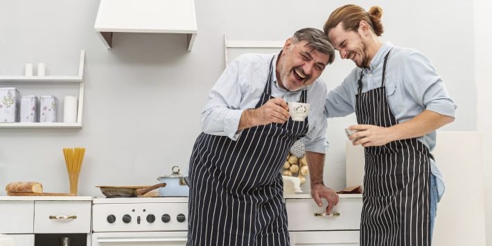 imagem de pai e filho brindando com cafe na cozinha