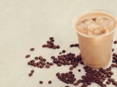 bebidas à base de café para refrescar o seu verão
