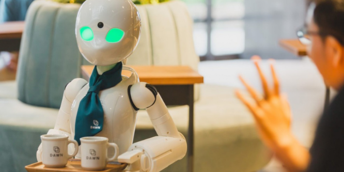 Robos atuam como garçons no Japão. FOTO DE CAPA.