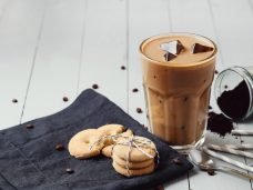 Aprenda cinco receitas de bebidas refrescantes com café