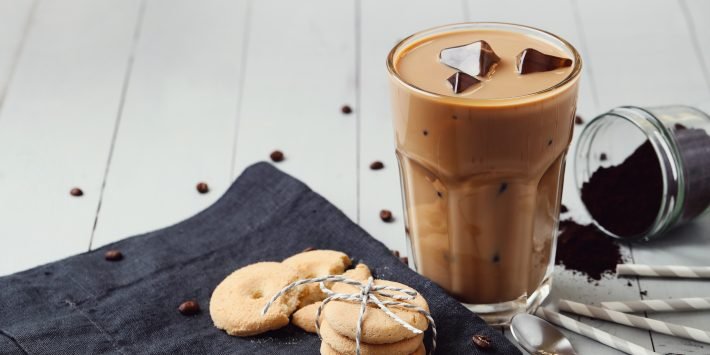 Aprenda cinco receitas de bebidas refrescantes com café