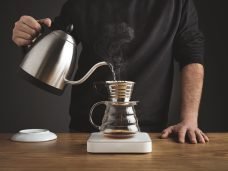 Pessoa fazendo café filtrado