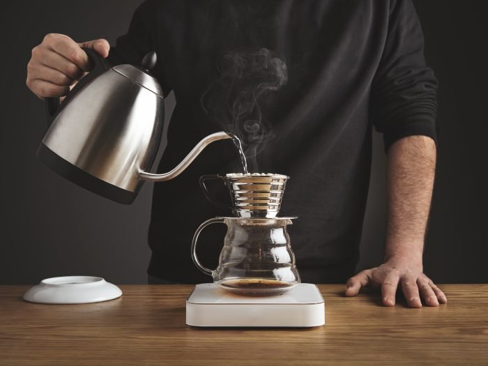 Pessoa fazendo café filtrado