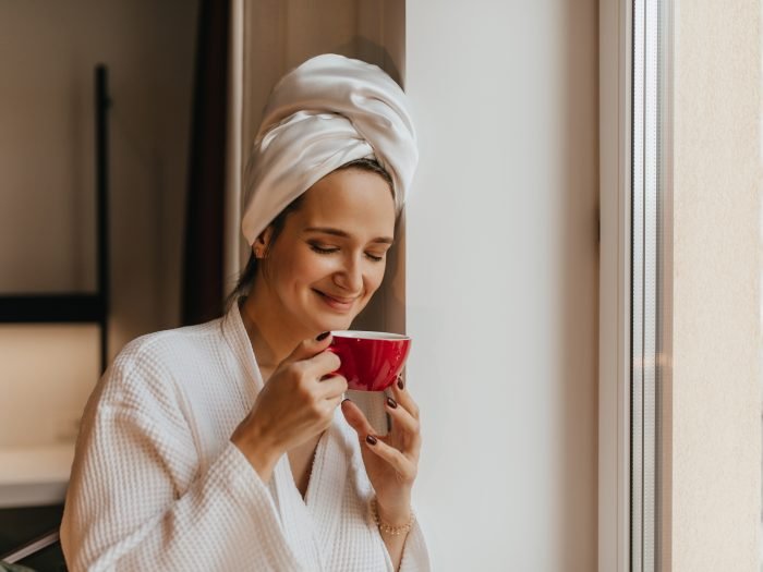 Conheça os efeitos da cafeína nos cabelos